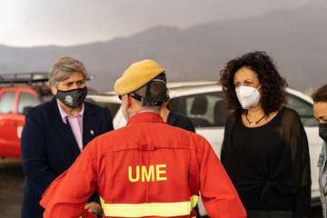 Las Fuerzas Armadas muestran su cariño a la isla de La Palma con una ofrenda floral/Acfi Press.