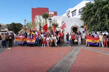  Unas 150 personas rinden homenaje en la Sima de Jinámar a las víctimas del franquismo/TA.