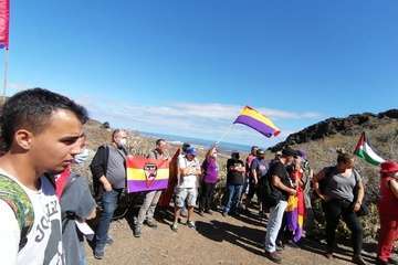  Unas 150 personas rinden homenaje en la Sima de Jinámar a las víctimas del franquismo/TA.