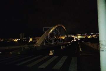 El viaducto de Las Longueras, a oscuras/TA.