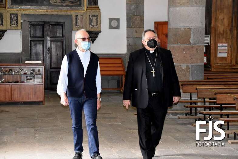 Imagen de archivo del obispo José Mazuelos en la Basílica de San Juan con el párroco José María/Francisco Javier Santana.