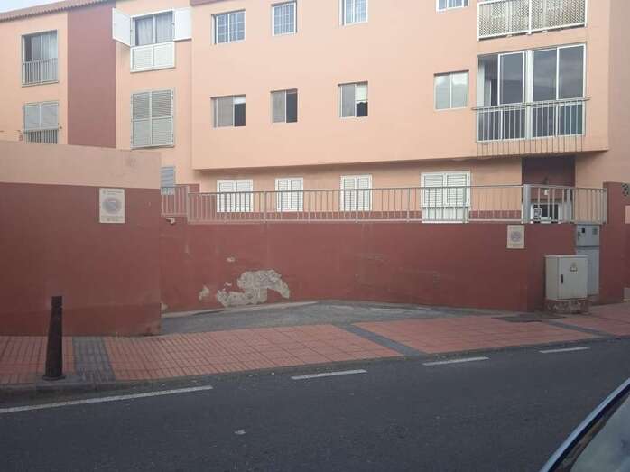 Imagen del acceso al garaje del edificio Morales López / TA