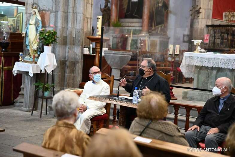 Momento de la charla de esta noche en la Basílica de Telde/Antonio Alí.