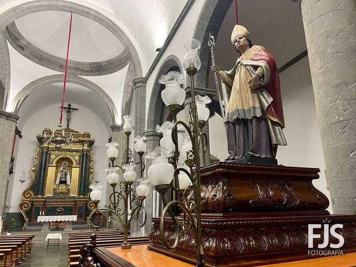 La bella imagen de San Gregorio sobre el trono en el que saldrá en procesión el próximo miércoles/Francisco Javier Santana.