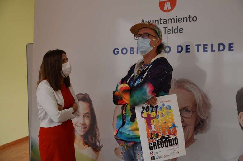 La alcaldesa Carmen Hernández conversa con el cantautor grancanario Arístdes Rodríguez/TA.