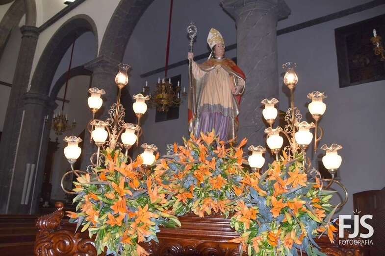 Imagen de trono con el adorno floral realizado por Segundo Amador para la procesión de esta noche/Francisco Javier Santana.
