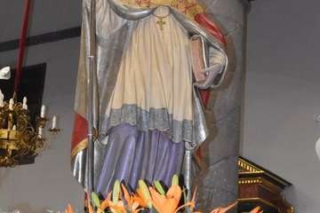 El trono del santo preparado para la procesión de esta noche por las calles de Los Llanos luce un precioso adorno floral realizado por Segundo Amador/Francisco Javier Santana.