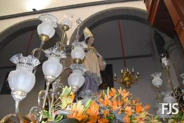 El trono del santo preparado para la procesión de esta noche por las calles de Los Llanos luce un precioso adorno floral realizado por Segundo Amador/Francisco Javier Santana.