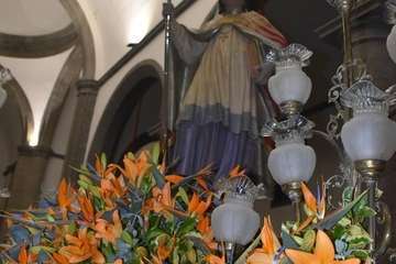 El trono del santo preparado para la procesión de esta noche por las calles de Los Llanos luce un precioso adorno floral realizado por Segundo Amador/Francisco Javier Santana.