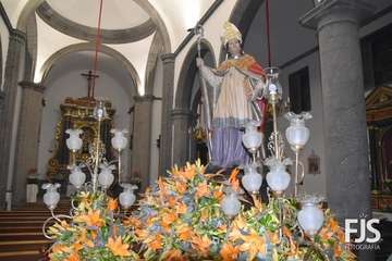 El trono del santo preparado para la procesión de esta noche por las calles de Los Llanos luce un precioso adorno floral realizado por Segundo Amador/Francisco Javier Santana.
