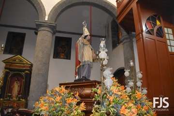 El trono del santo preparado para la procesión de esta noche por las calles de Los Llanos luce un precioso adorno floral realizado por Segundo Amador/Francisco Javier Santana.