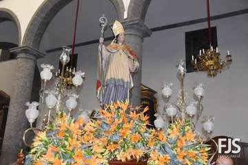 El trono del santo preparado para la procesión de esta noche por las calles de Los Llanos luce un precioso adorno floral realizado por Segundo Amador/Francisco Javier Santana.