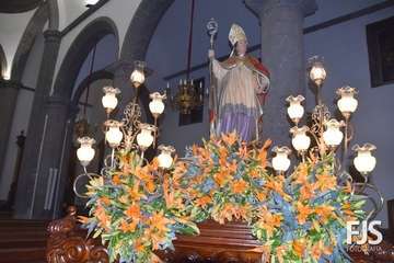 El trono del santo preparado para la procesión de esta noche por las calles de Los Llanos luce un precioso adorno floral realizado por Segundo Amador/Francisco Javier Santana.