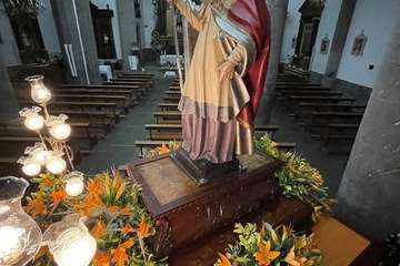 El trono del santo preparado para la procesión de esta noche por las calles de Los Llanos luce un precioso adorno floral realizado por Segundo Amador/Francisco Javier Santana.