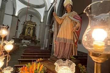 El trono del santo preparado para la procesión de esta noche por las calles de Los Llanos luce un precioso adorno floral realizado por Segundo Amador/Francisco Javier Santana.