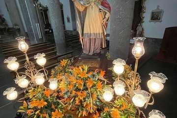 El trono del santo preparado para la procesión de esta noche por las calles de Los Llanos luce un precioso adorno floral realizado por Segundo Amador/Francisco Javier Santana.