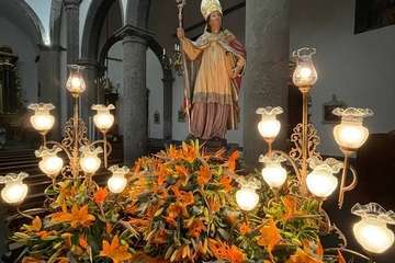 El trono del santo preparado para la procesión de esta noche por las calles de Los Llanos luce un precioso adorno floral realizado por Segundo Amador/Francisco Javier Santana.