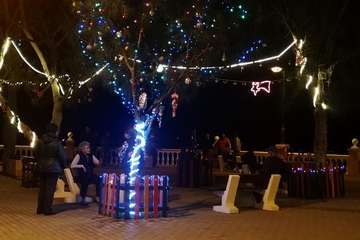 Trabajos de colocación y encendido de la iluminación navideña en la Plaza de los Pinos/TA.