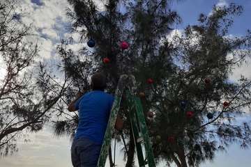 Trabajos de colocación y encendido de la iluminación navideña en la Plaza de los Pinos/TA.