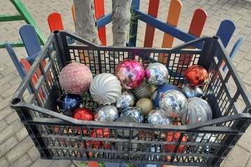 Trabajos de colocación y encendido de la iluminación navideña en la Plaza de los Pinos/TA.