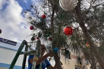 Trabajos de colocación y encendido de la iluminación navideña en la Plaza de los Pinos/TA.