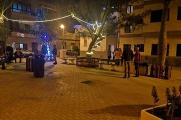 Trabajos de colocación y encendido de la iluminación navideña en la Plaza de los Pinos/TA.