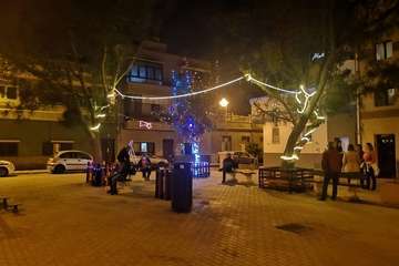 Trabajos de colocación y encendido de la iluminación navideña en la Plaza de los Pinos/TA.