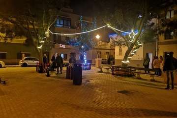 Trabajos de colocación y encendido de la iluminación navideña en la Plaza de los Pinos/TA.