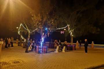 Trabajos de colocación y encendido de la iluminación navideña en la Plaza de los Pinos/TA.