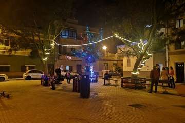 Trabajos de colocación y encendido de la iluminación navideña en la Plaza de los Pinos/TA.