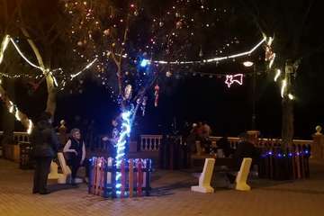 Trabajos de colocación y encendido de la iluminación navideña en la Plaza de los Pinos/TA.