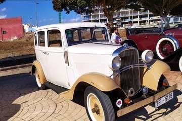 Telde exhibe al aire libre sus coches más antiguos y clásicos/Miguel Florido.