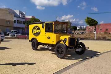 Telde exhibe al aire libre sus coches más antiguos y clásicos/Miguel Florido.