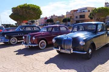 Telde exhibe al aire libre sus coches más antiguos y clásicos/Miguel Florido.