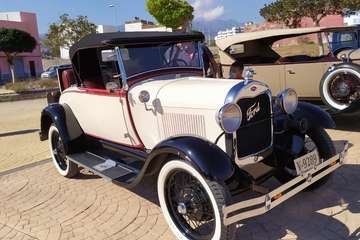 Telde exhibe al aire libre sus coches más antiguos y clásicos/Miguel Florido.