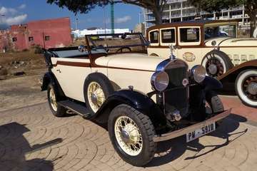 Telde exhibe al aire libre sus coches más antiguos y clásicos/Miguel Florido.