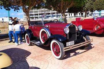 Telde exhibe al aire libre sus coches más antiguos y clásicos/Miguel Florido.