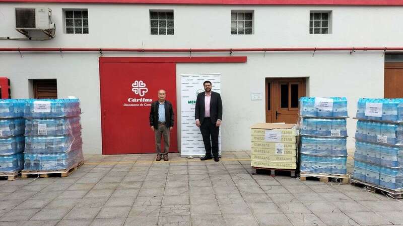 El director de CaÌritas Diocesana de Canarias, Gonzalo Marrero, y el director de relaciones externas de Mercadona en Las Palmas, Arcadio PenÌƒate / Canarias Ahora