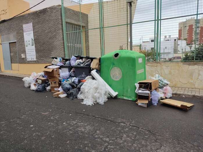 La basura rebosa de los contenedores en la calle Ángel Guimerá / TA