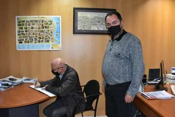 El Diputado del Común firma en 'El mostrador de Ezequiel López'/TA.