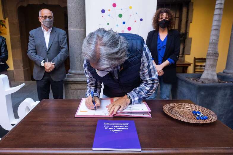 Jorge Hernández, de Yrichen, rubricando el acuerdo/TA.