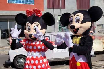 Recogida solidaria de juguetes en la rambla Pedro Lezcano de Los Llanos de Telde/Francisco Javier Santana y Jesús Ruiz Mesa.