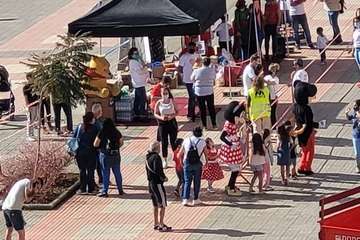 Recogida solidaria de juguetes en la rambla Pedro Lezcano de Los Llanos de Telde/Francisco Javier Santana y Jesús Ruiz Mesa.