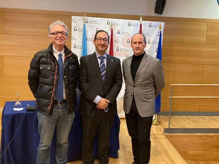 José Ramón Dámaso (c), con los directores de su tesis/TA.