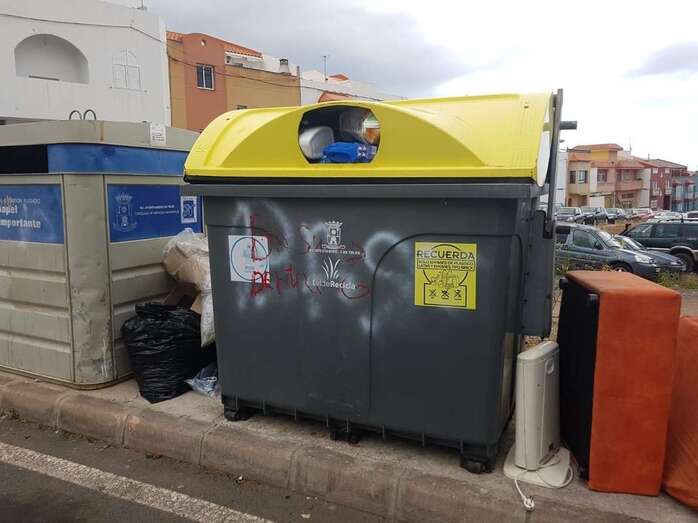 Imagen de archivo de un contenedores de envases en Telde / TA