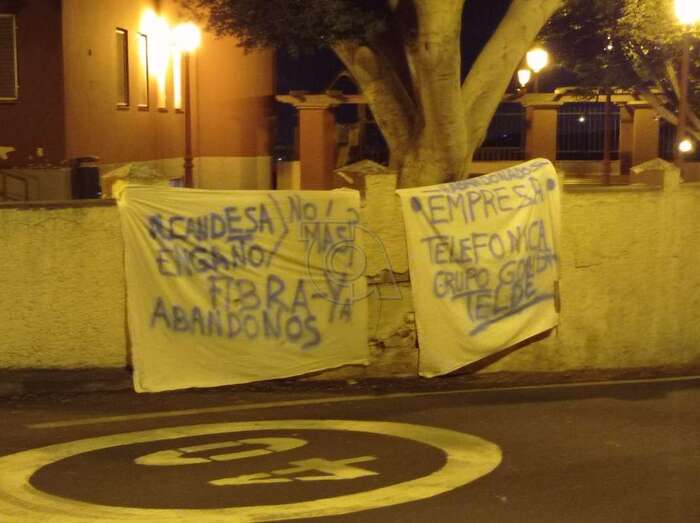 Pancartas colocadas en la plaza de La Higuera Canaria/TA.