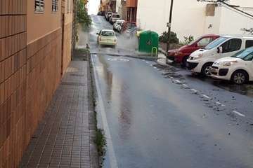 Río de excrementos en una calle de La Herradura (Telde)/TA.