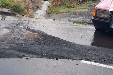 Río de excrementos en una calle de La Herradura (Telde)/TA.