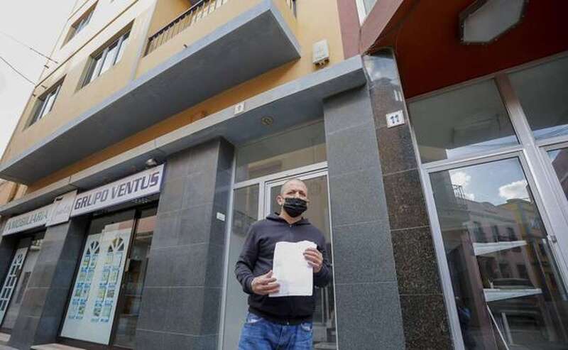 Fernando López, delante de la vivienda donde residía con sus hijas menores/Canarias7.