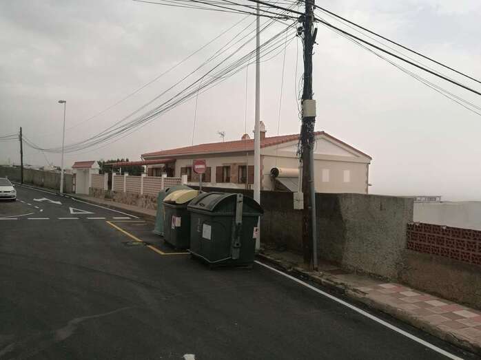 Imagen de los contenedores ubicados en la calle Cataluña / TA